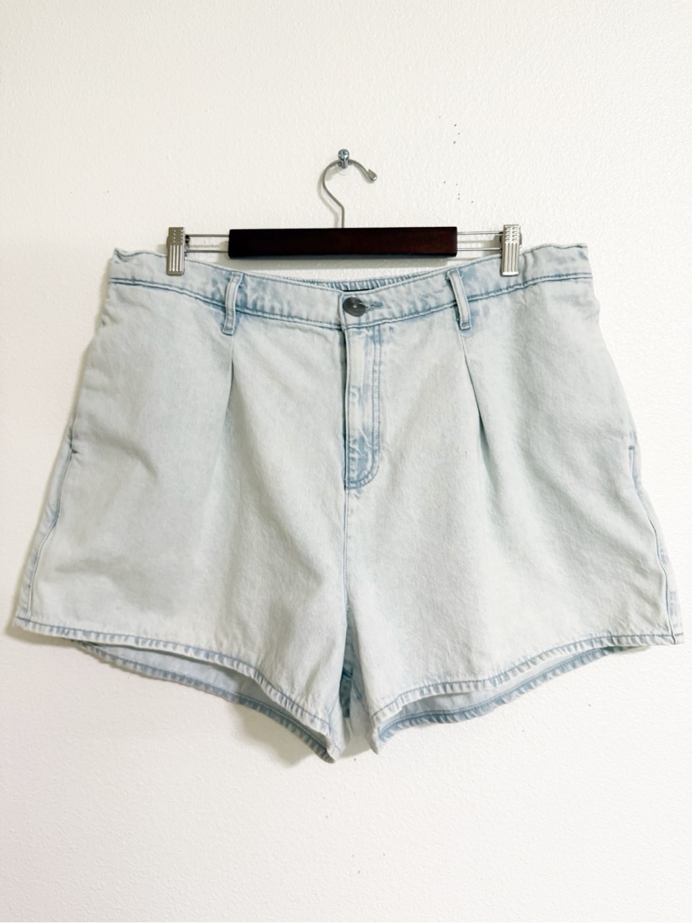 Express Super High Rise Pleated Denim Shorts Light Wash Size XL